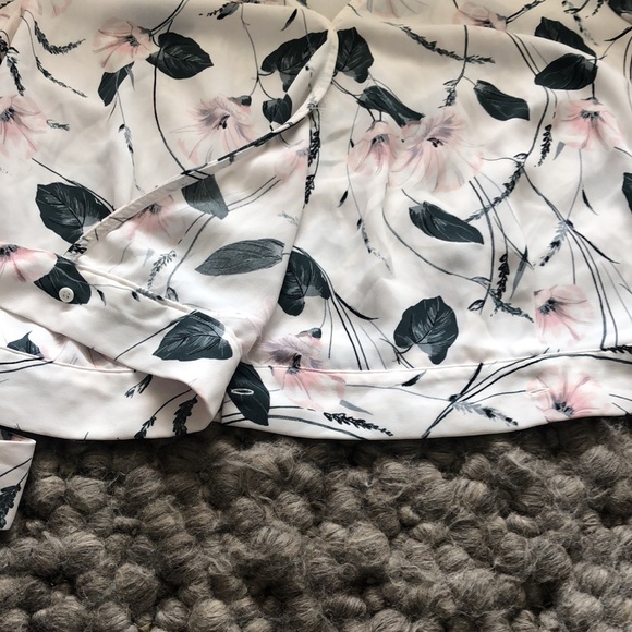 Beautiful floral top from Dynamite - Picture 4 of 8